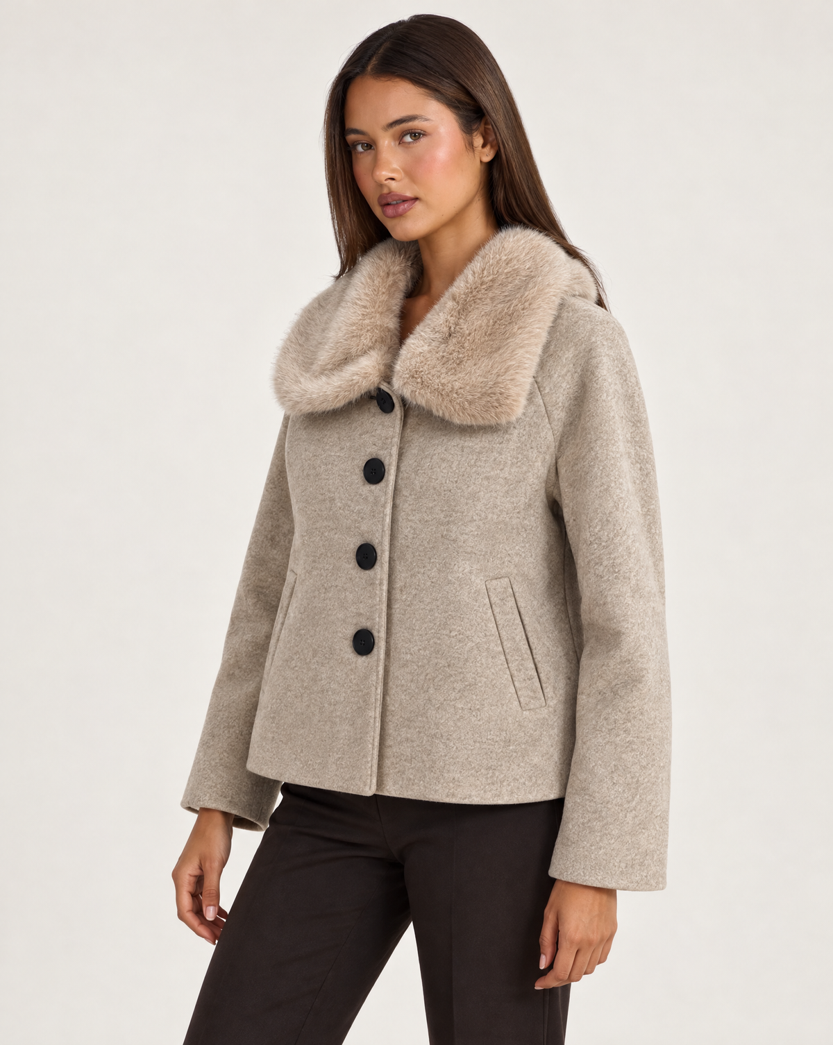 Giacca beige con cappuccio removibile, indossata da Polly 4, vista di tre quarti