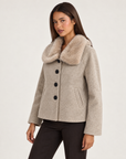 Giacca beige con cappuccio removibile, indossata da Polly 4, vista di tre quarti