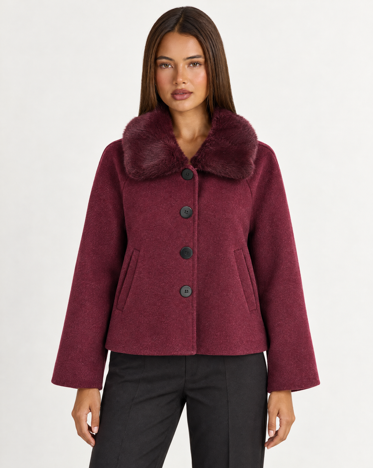 Giacca bordeaux con cappuccio removibile, indossata da Polly 4, vista frontale