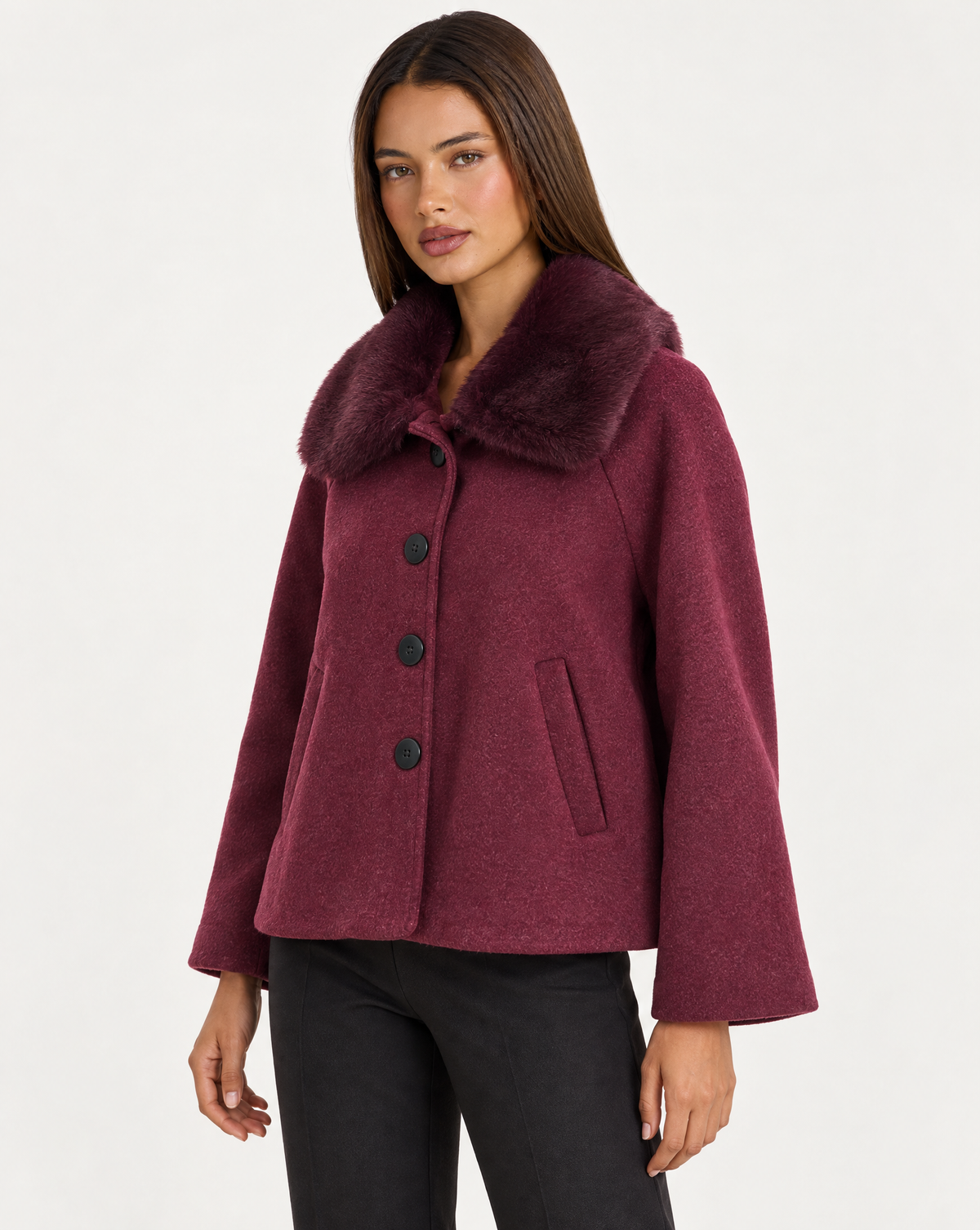 Giacca bordeaux con cappuccio removibile, indossata da Polly 4, vista di tre quarti