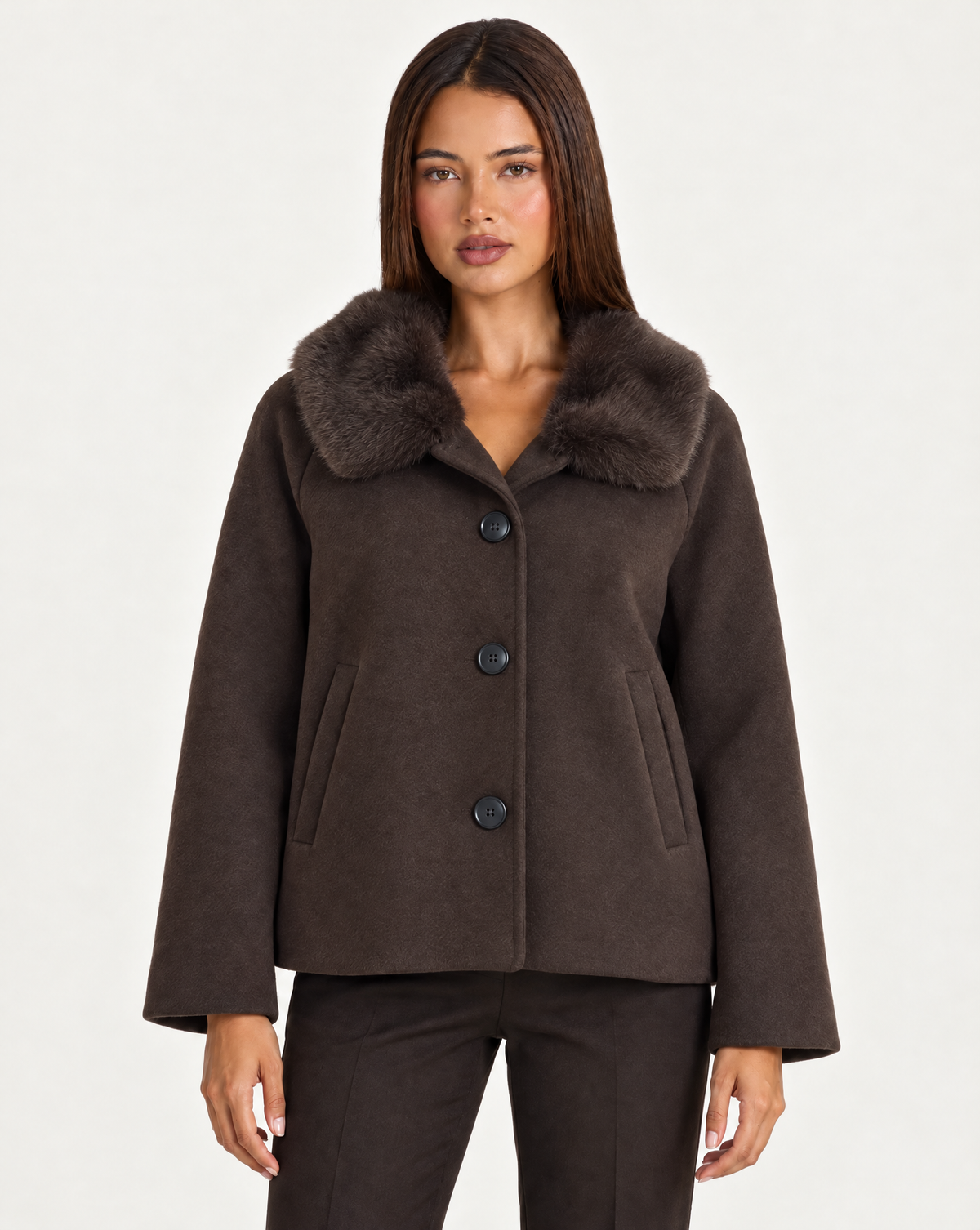 Giacca marrone con cappuccio removibile, indossata da Polly 4, vista frontale