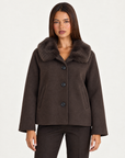 Giacca marrone con cappuccio removibile, indossata da Polly 4, vista frontale