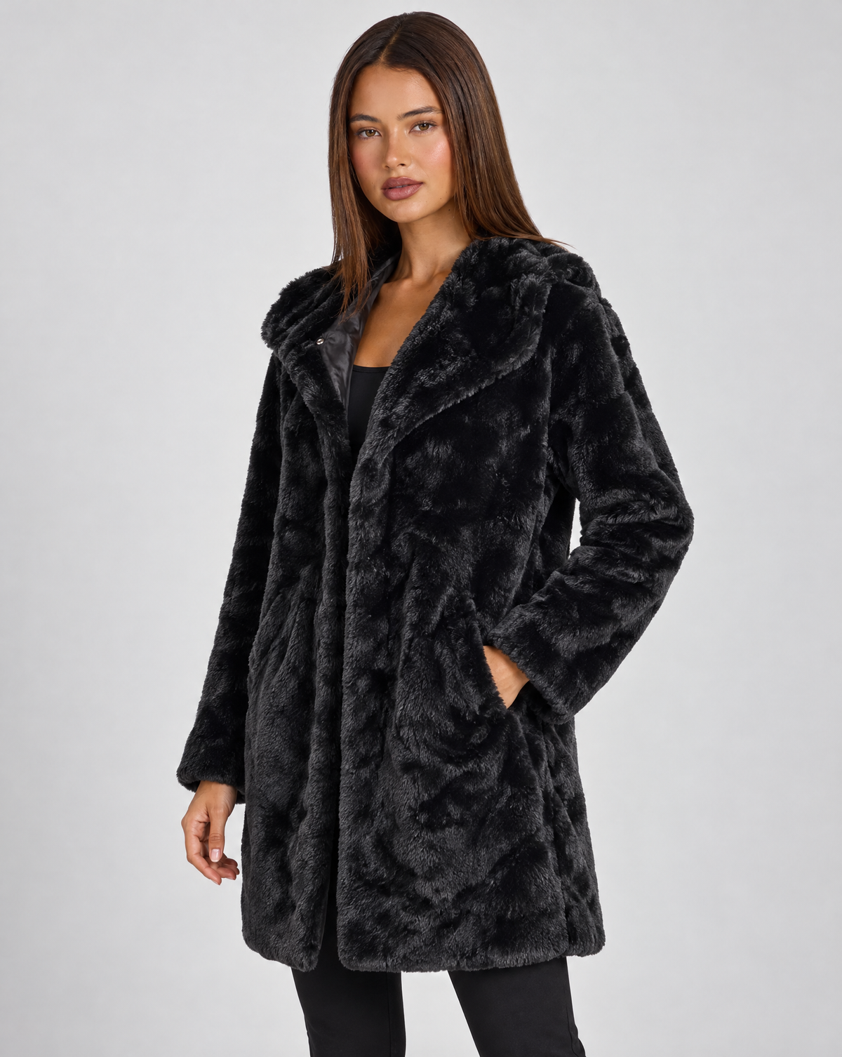 Giacca donna effetto pelliccia Nero con cappuccio, Polly 4, vista tre quarti