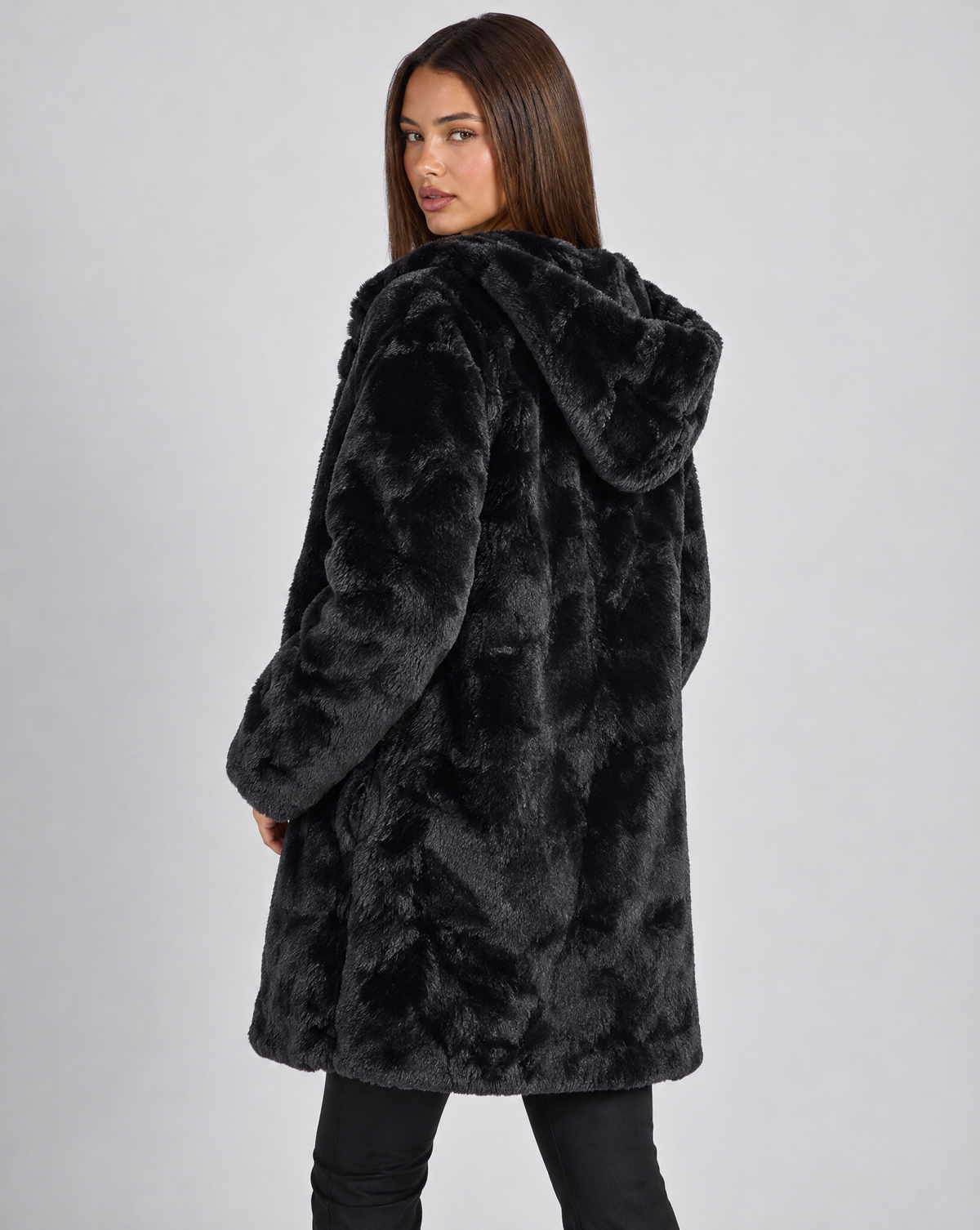Giacca donna effetto pelliccia Nero con cappuccio, Polly 4, vista posteriore
