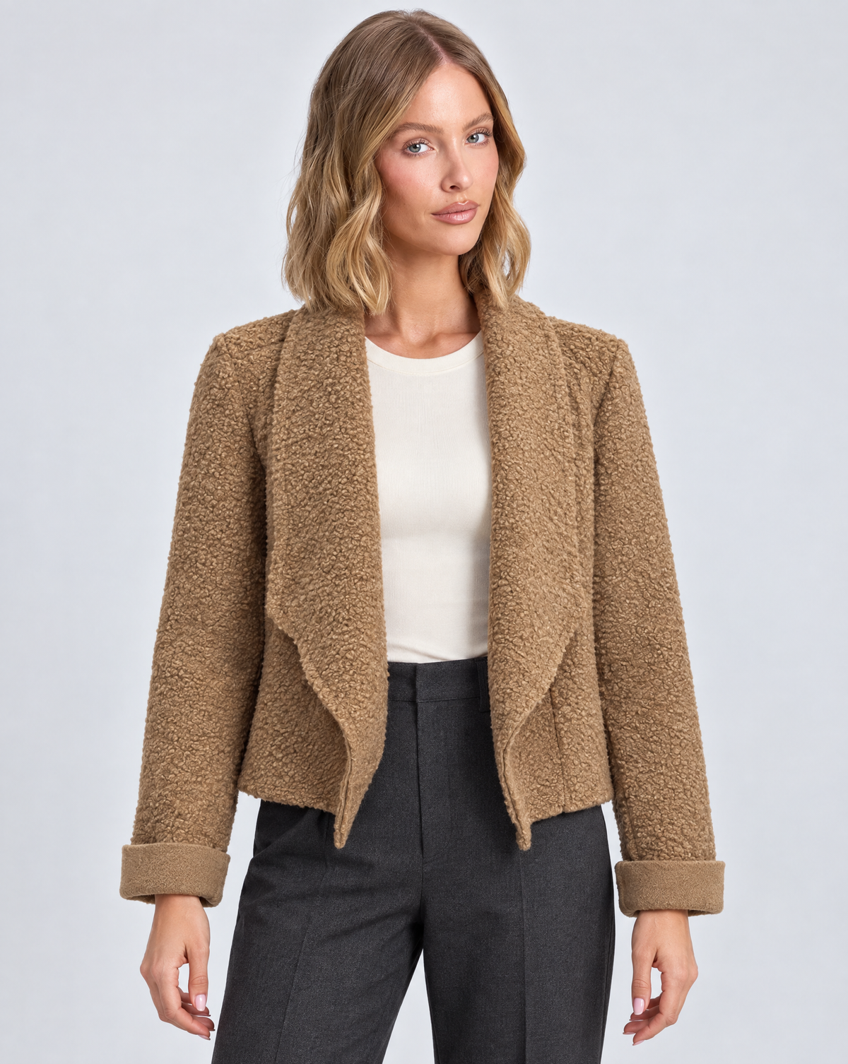 Giacca morbida bouclé N41 28972 camel indossata da Polly 5 – vista frontale, dettaglio busto