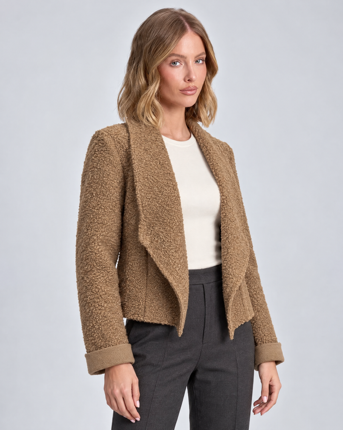 Giacca morbida bouclé N41 28972 camel indossata da Polly 5 – vista tre-quarti, dettaglio busto