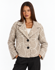 Giacca corta n87 26555-1 Beige con Polly 4 – primo piano superiore