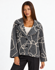 Giacca corta n87 26555-1 Grigio con Polly 4 – vista a tre quarti