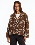 Giacca corta n87 26555-1 Marrone con Polly 4 – vista a tre quarti