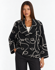 Giacca corta n87 26555-1 Nero con Polly 4 – primo piano superiore
