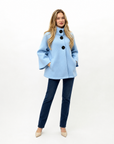 Giacca donna in neoprene Azzurro, vista tre-quarti, indossata da Polly 5