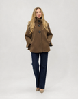 Giacca donna in neoprene Marrone, vista frontale, indossata da Polly 5