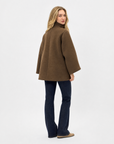 Giacca donna in neoprene Marrone, vista retro, indossata da Polly 5
