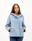 Giacca corta donna in neoprene con cappuccio color azzurro, indossata da Polly 5, scatto 1