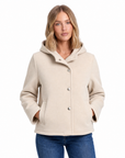 Giacca corta donna in neoprene con cappuccio color beige, indossata da Polly 5, nuovo scatto 1