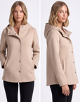 Giacca corta donna in neoprene con cappuccio color beige, indossata da Polly 5, nuovo scatto 2