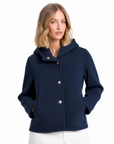 Giacca corta donna in neoprene con cappuccio color blu, indossata da Polly 5, scatto 1