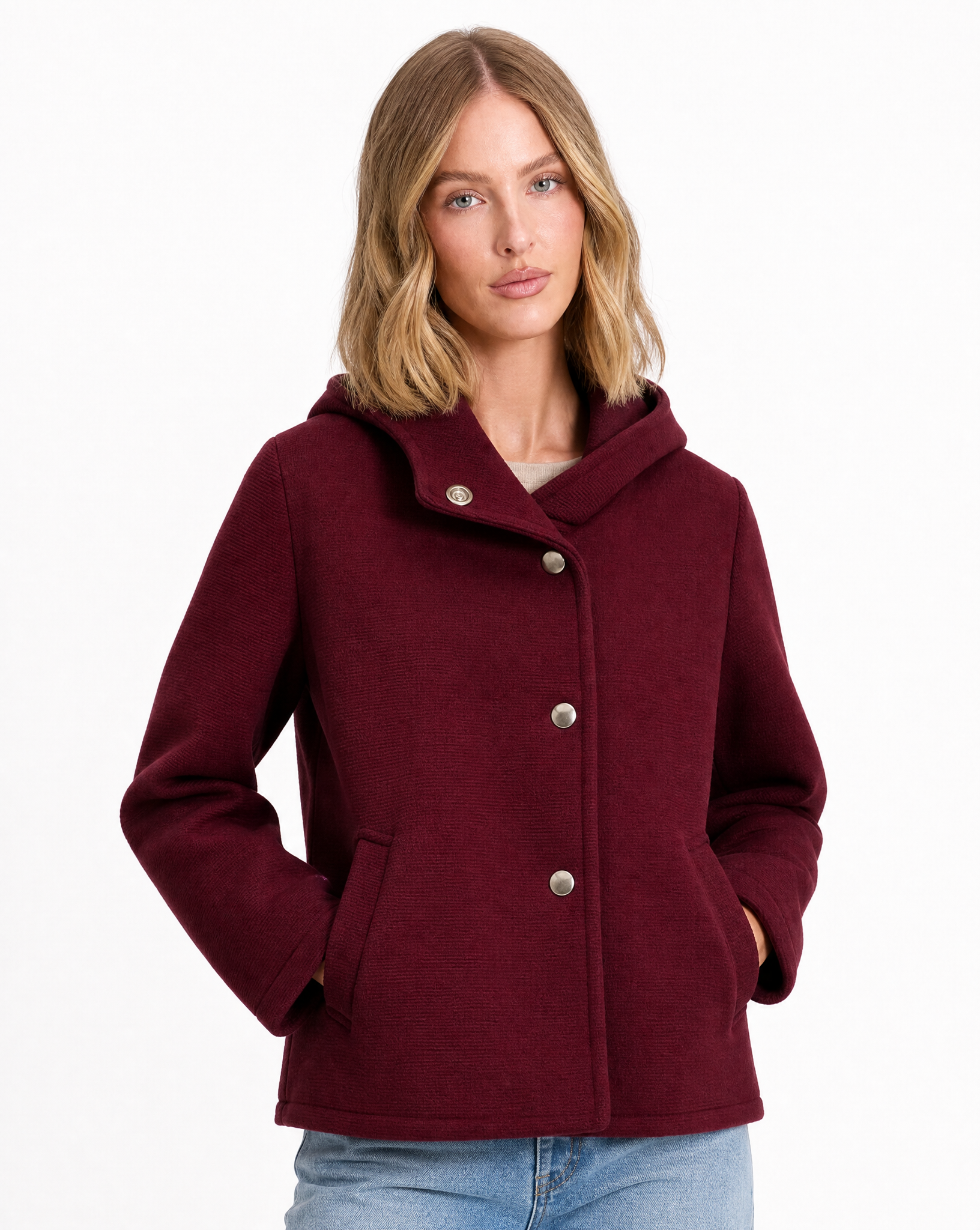 Giacca corta donna in neoprene con cappuccio color bordeaux, indossata da Polly 5, scatto 1