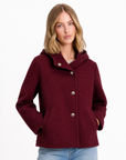 Giacca corta donna in neoprene con cappuccio color bordeaux, indossata da Polly 5, scatto 1