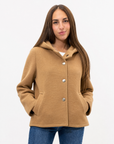 Giacca corta donna in neoprene con cappuccio color camel, indossata da Polly 5, scatto 1