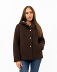 Giacca corta donna in neoprene con cappuccio color marrone, indossata da Polly 5, scatto 1