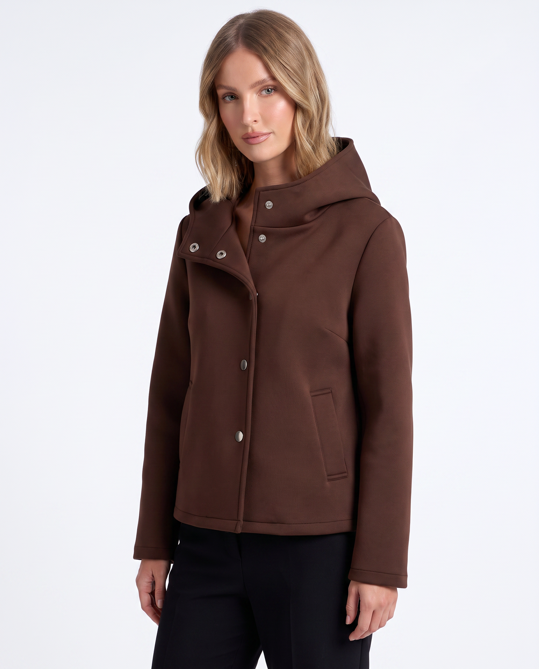 Giacca corta donna in neoprene con cappuccio color marrone, indossata da Polly 5, scatto 2