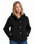 Giacca corta donna in neoprene con cappuccio color nero, indossata da Polly 5, scatto 1