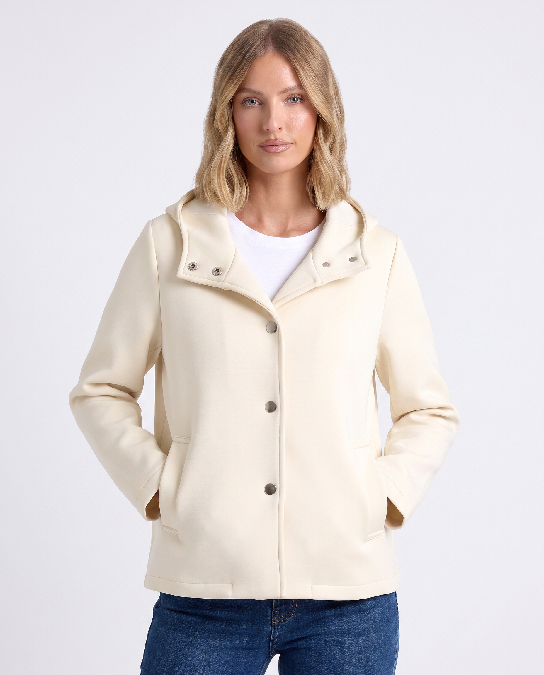 Giacca corta donna in neoprene con cappuccio color panna, indossata da Polly 5, scatto 2