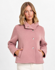 Giacca corta donna in neoprene con cappuccio color rosa, indossata da Polly 5, scatto 1