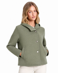 Giacca corta donna in neoprene con cappuccio color verde, indossata da Polly 5, scatto 1