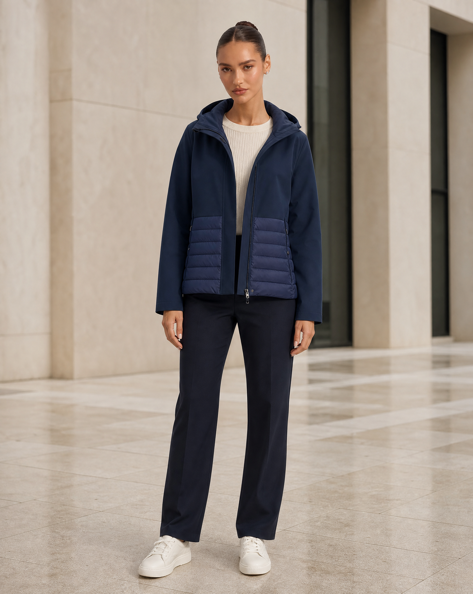 Giacca piumino softshell blu indossata, vista frontale