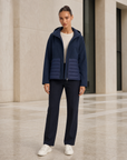 Giacca piumino softshell blu indossata, vista frontale