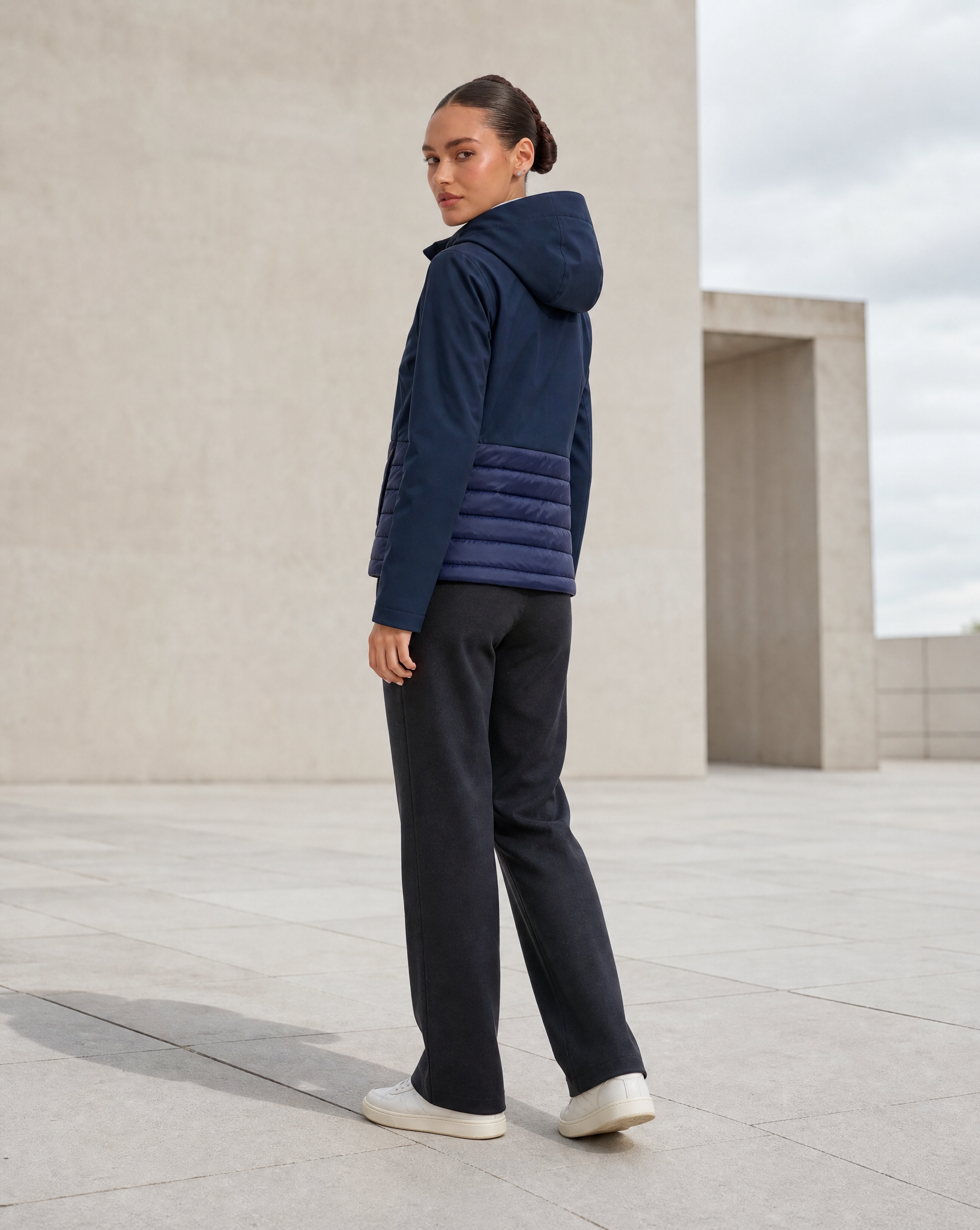 Giacca piumino softshell blu indossata, vista posteriore
