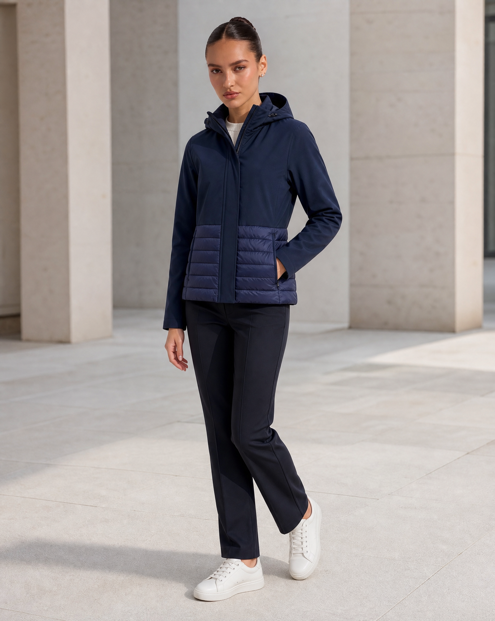 Giacca piumino softshell blu indossata, vista tre quarti