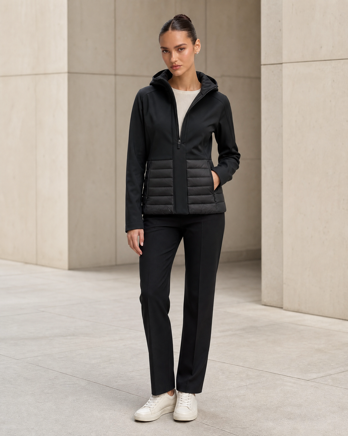Giacca piumino softshell nera indossata, vista frontale