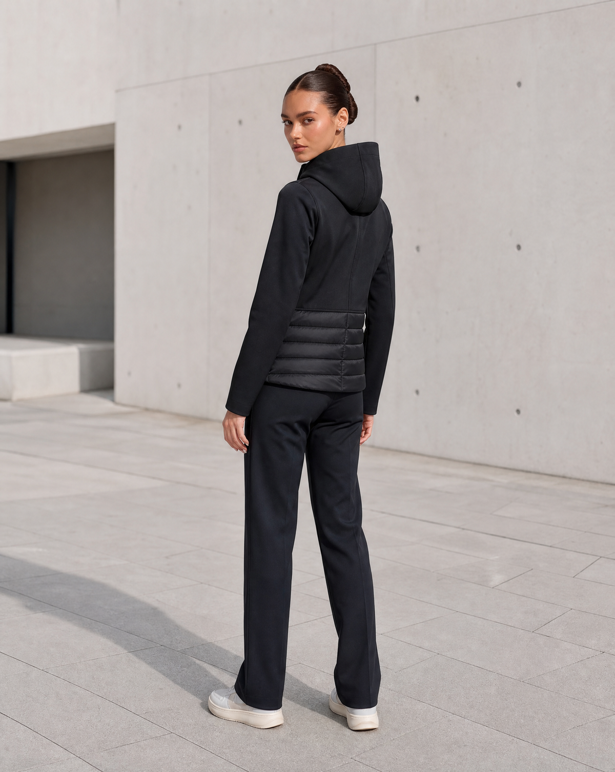 Giacca piumino softshell nera indossata, vista posteriore