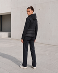 Giacca piumino softshell nera indossata, vista posteriore
