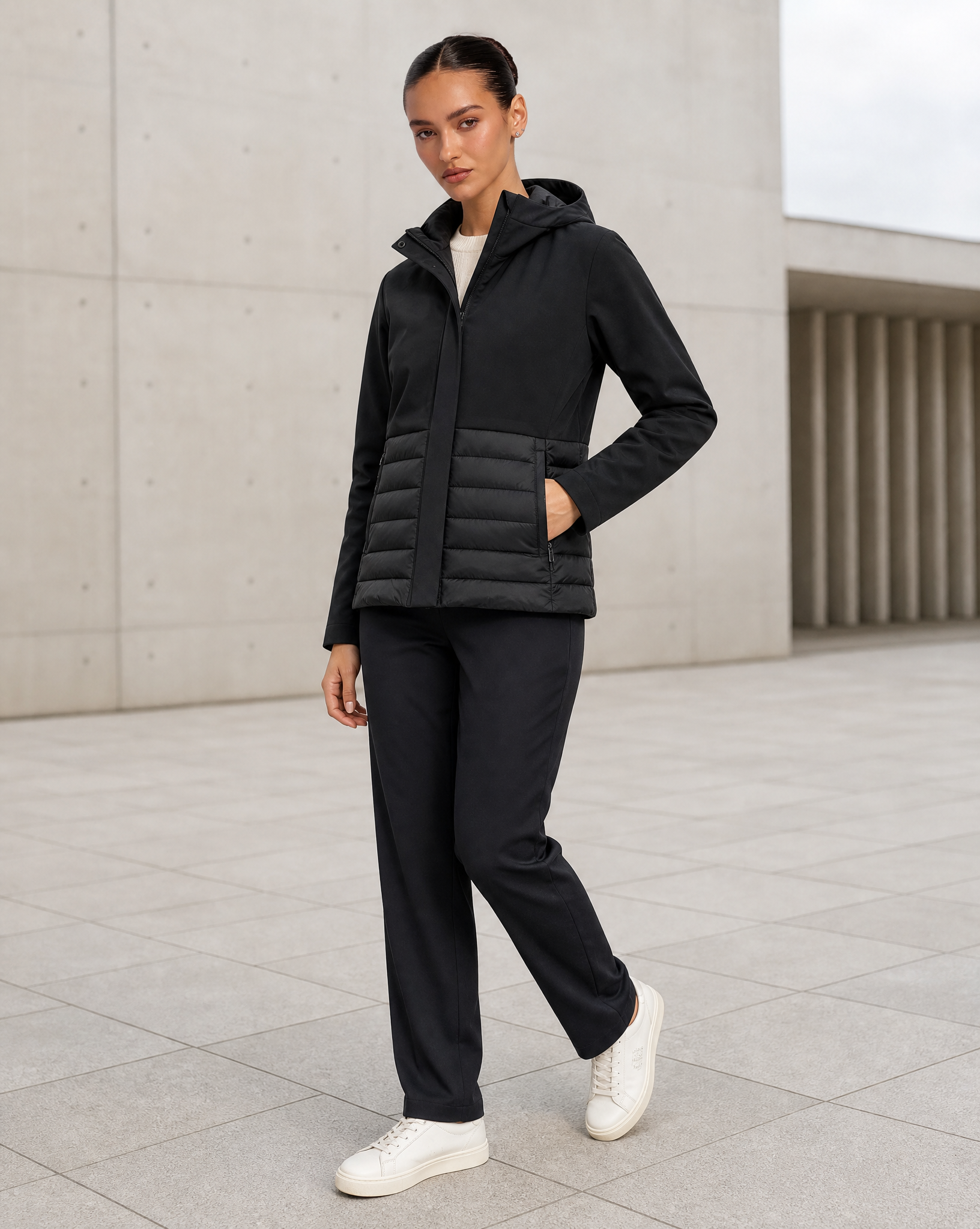 Giacca piumino softshell nera indossata, vista tre quarti