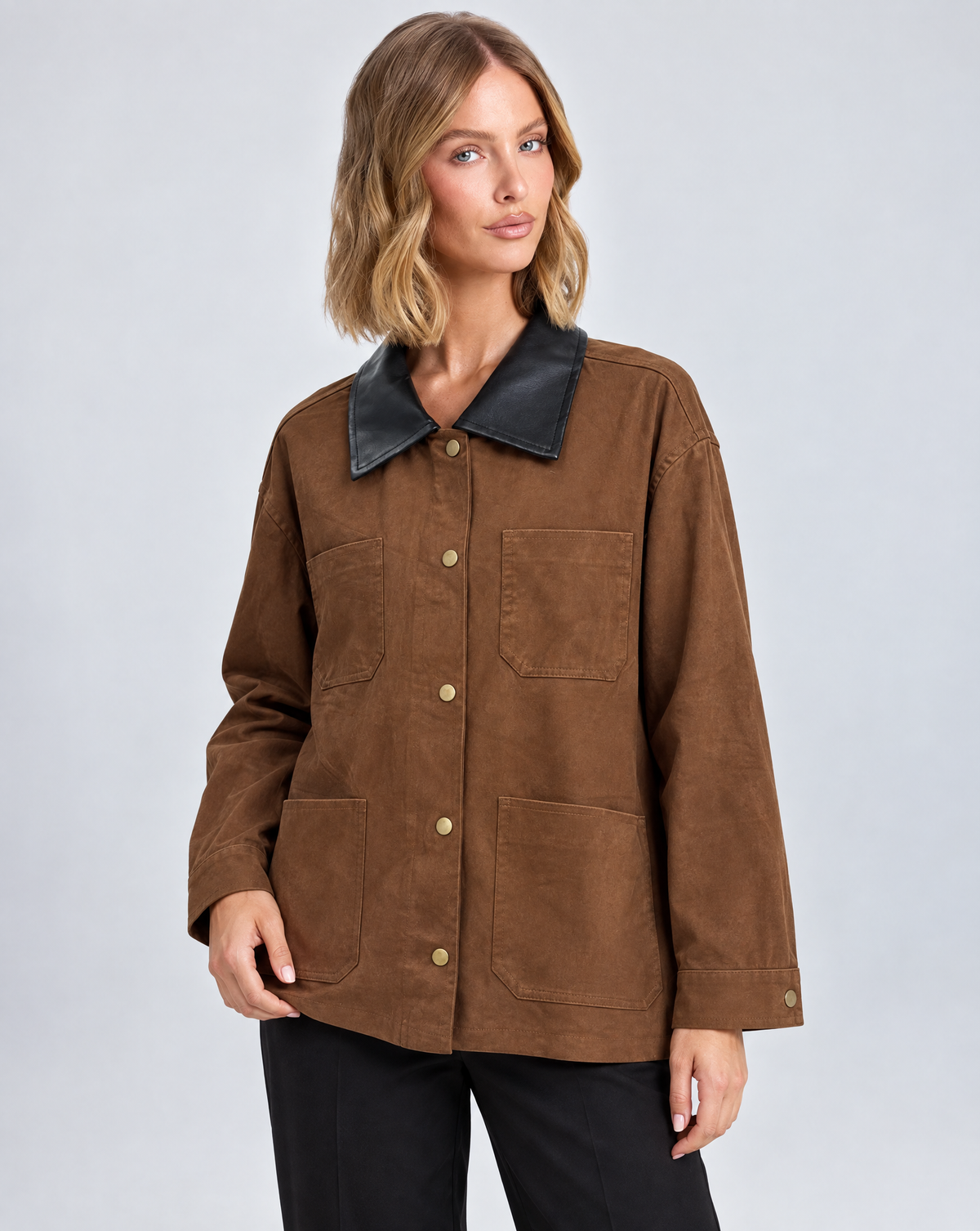 Giacca effetto suede T12 5057 indossata da Polly 5 - vista a tre quarti