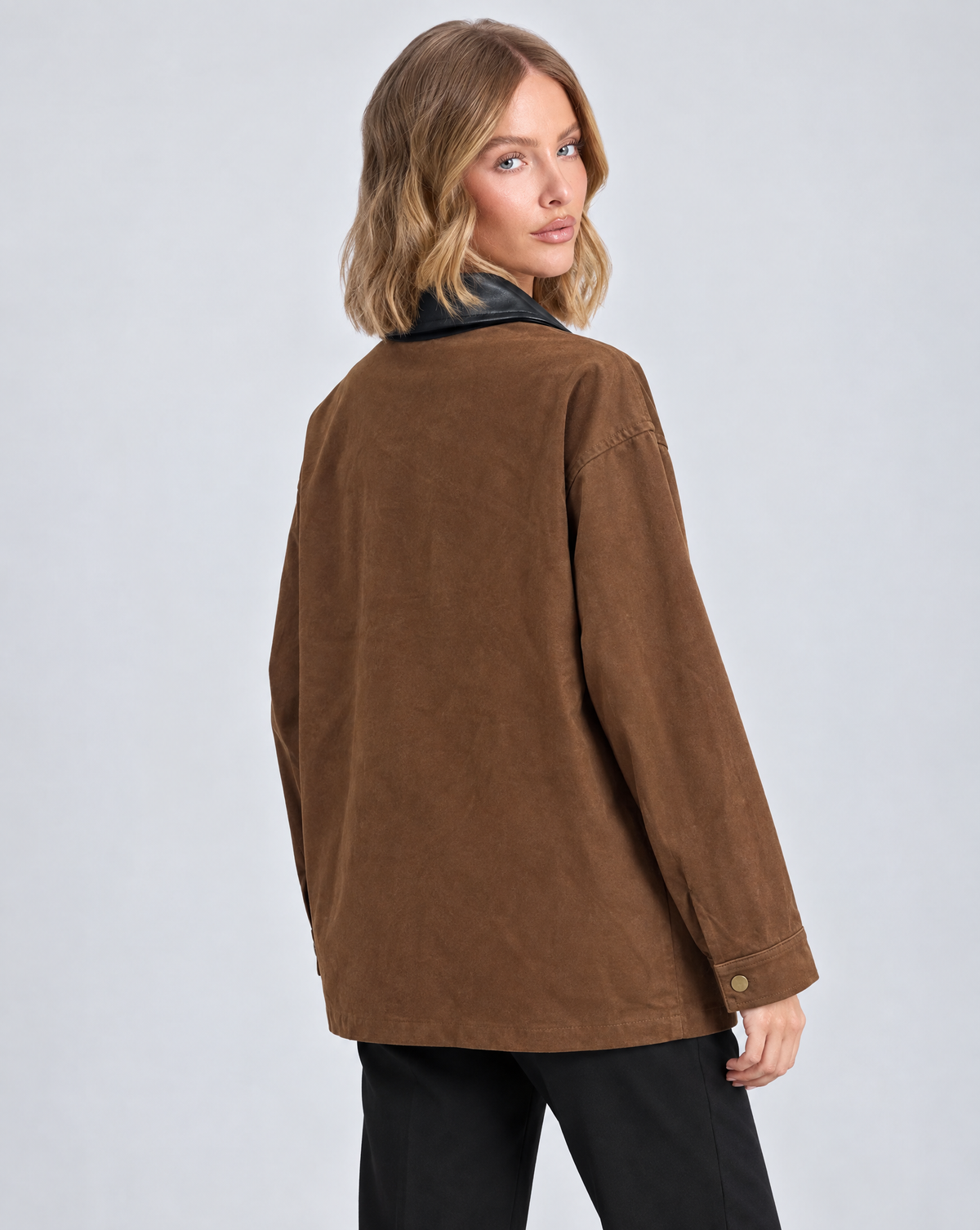 Giacca effetto suede T12 5057 indossata da Polly 5 - vista posteriore