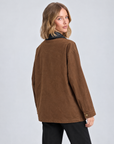 Giacca effetto suede T12 5057 indossata da Polly 5 - vista posteriore