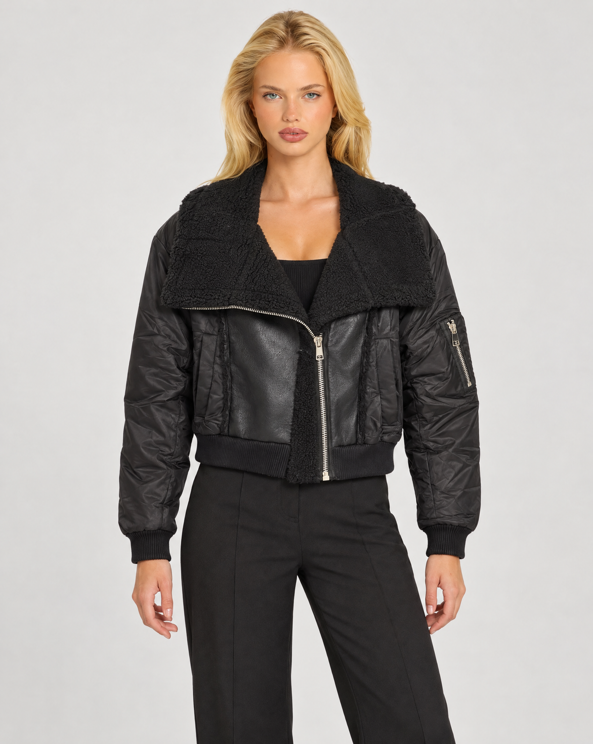 Giacca donna nera con collo teddy e inserti effetto pelle indossata da Polly 7 — vista frontale
