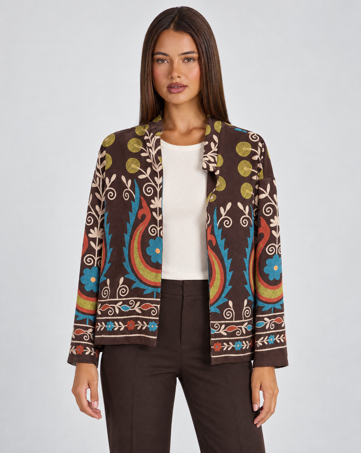Giacca cardigan donna aperta fantasia floreale paisley Marrone indossata da Polly 4, vista frontale