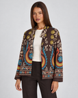 Giacca cardigan donna aperta fantasia floreale paisley Marrone indossata da Polly 4, vista tre quarti