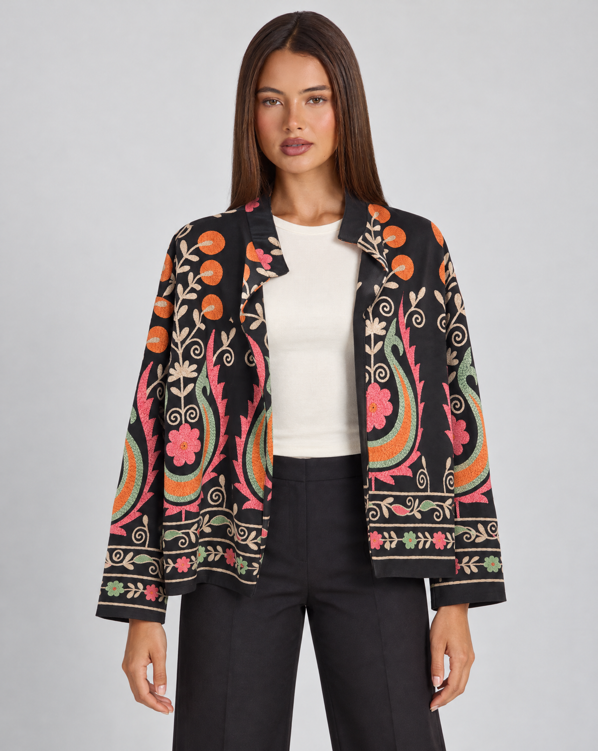 Giacca cardigan donna aperta fantasia floreale paisley Nero indossata da Polly 4, vista frontale