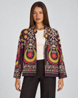 Giacca cardigan donna aperta fantasia floreale paisley Viola indossata da Polly 4, vista frontale