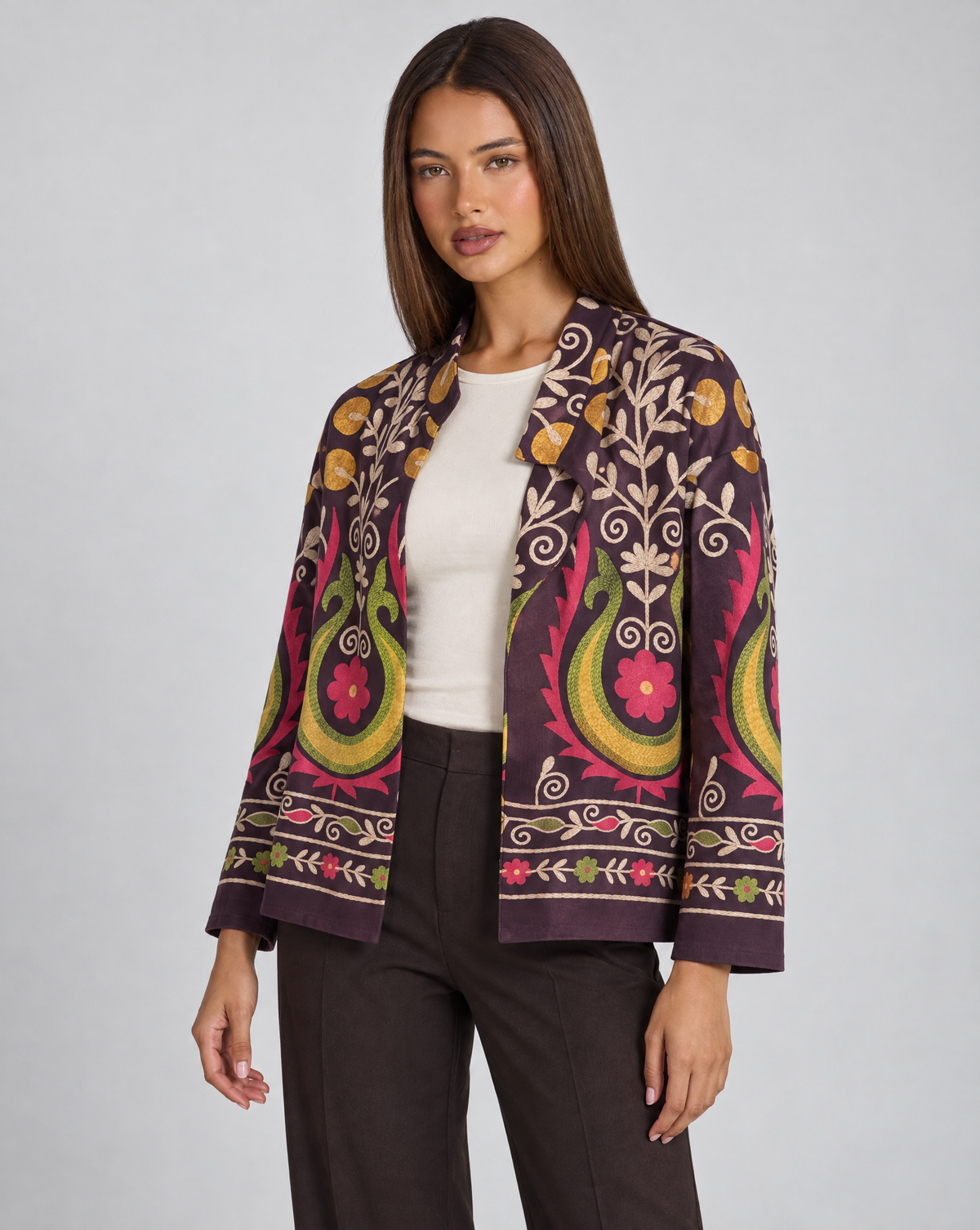 Giacca cardigan donna aperta fantasia floreale paisley Viola indossata da Polly 4, vista tre quarti