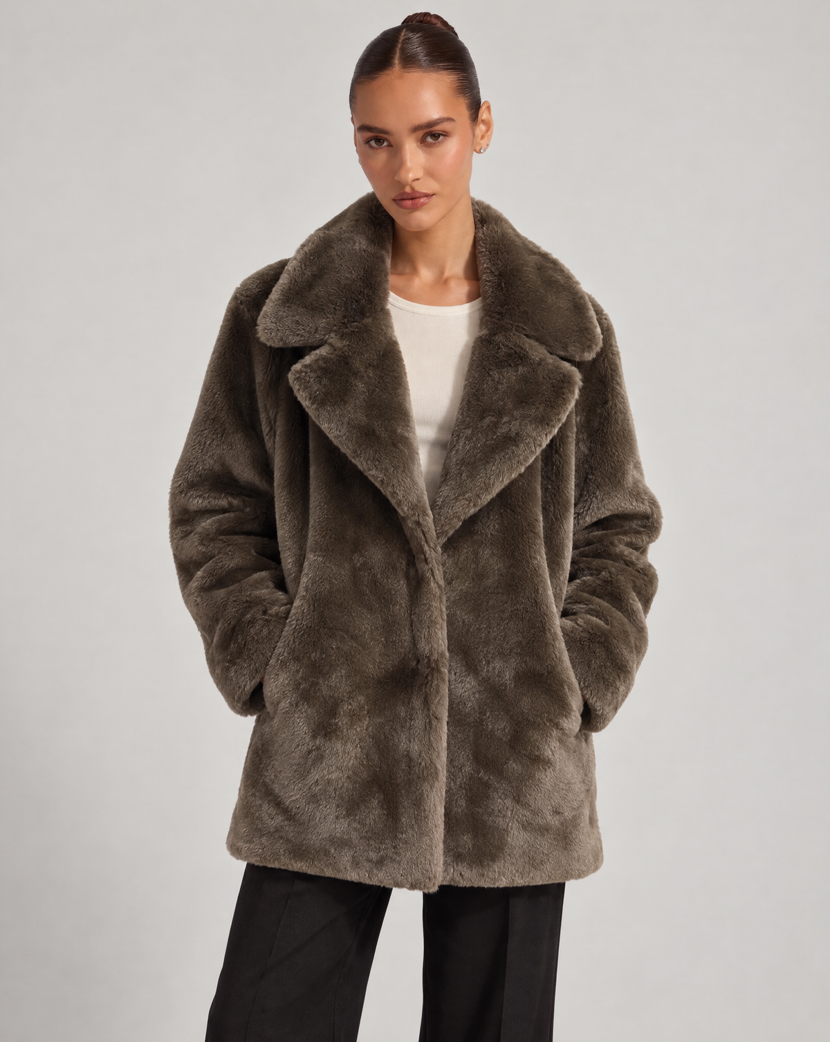 Giacca donna effetto pelliccia taupe con collo a revers indossata da Polly 6, vista frontale