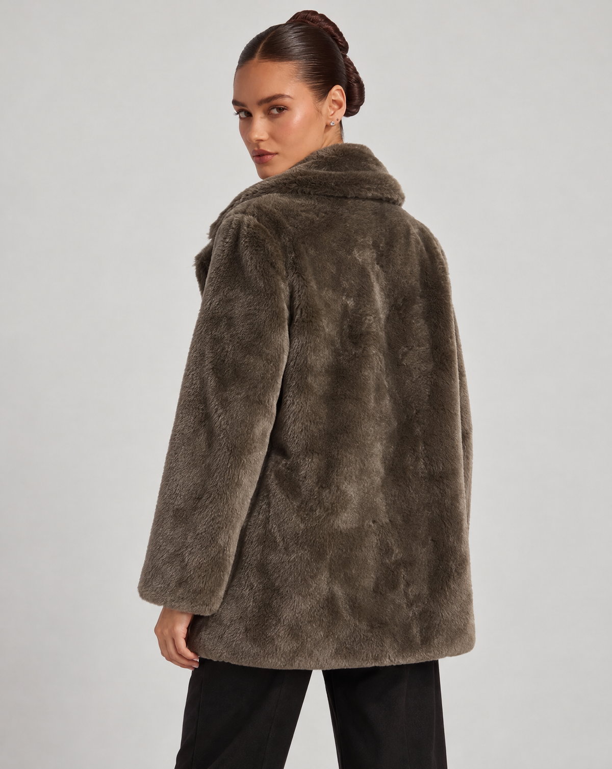 Giacca donna effetto pelliccia taupe con collo a revers indossata da Polly 6, vista posteriore