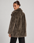 Giacca donna effetto pelliccia taupe con collo a revers indossata da Polly 6, vista posteriore